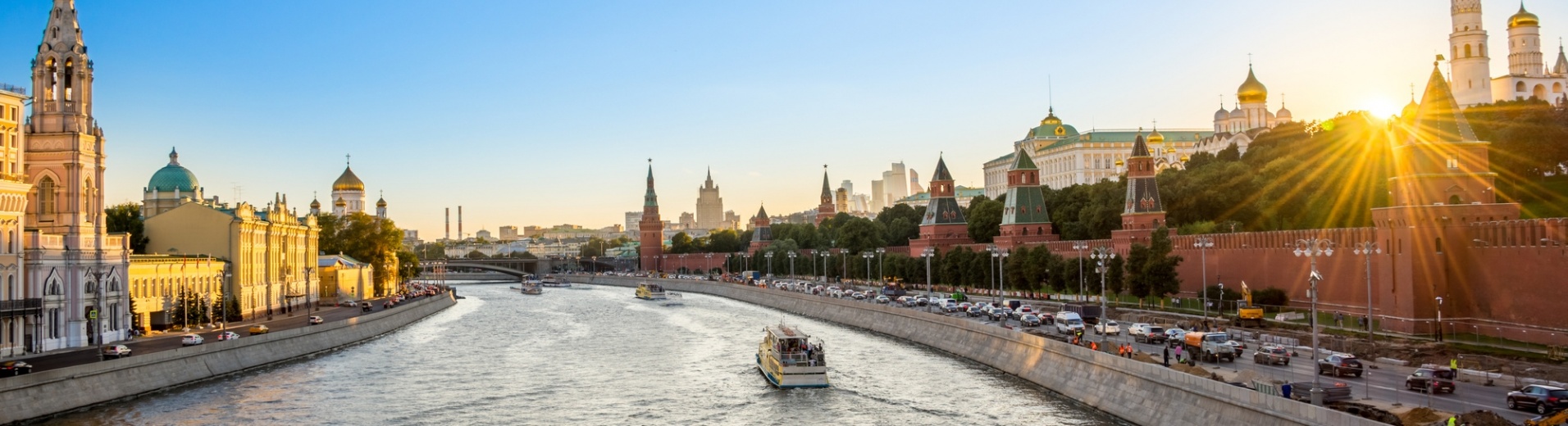 Panorama Moscou avec le Kremlin au coucher du soleil