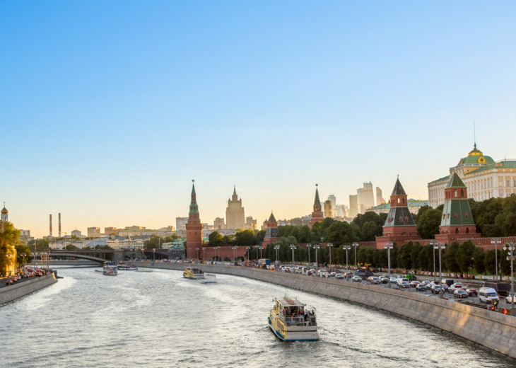 Panorama Moscou avec le Kremlin au coucher du soleil