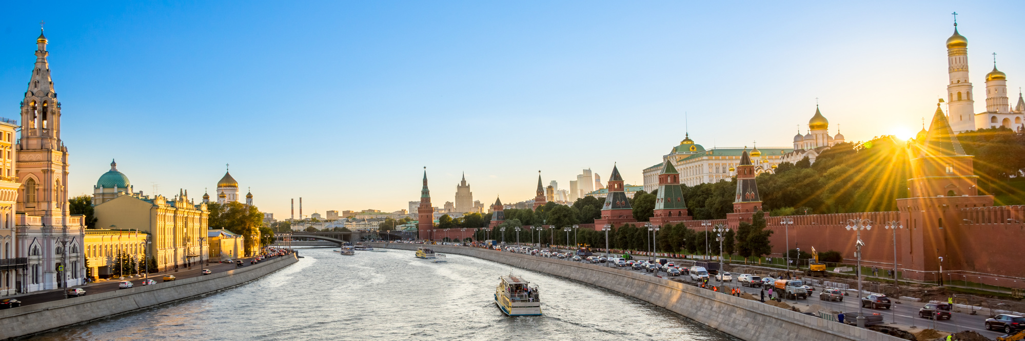 Panorama Moscou avec le Kremlin au coucher du soleil