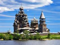 Eglise en bois sur l'île de Kiji, Carélie, Russie