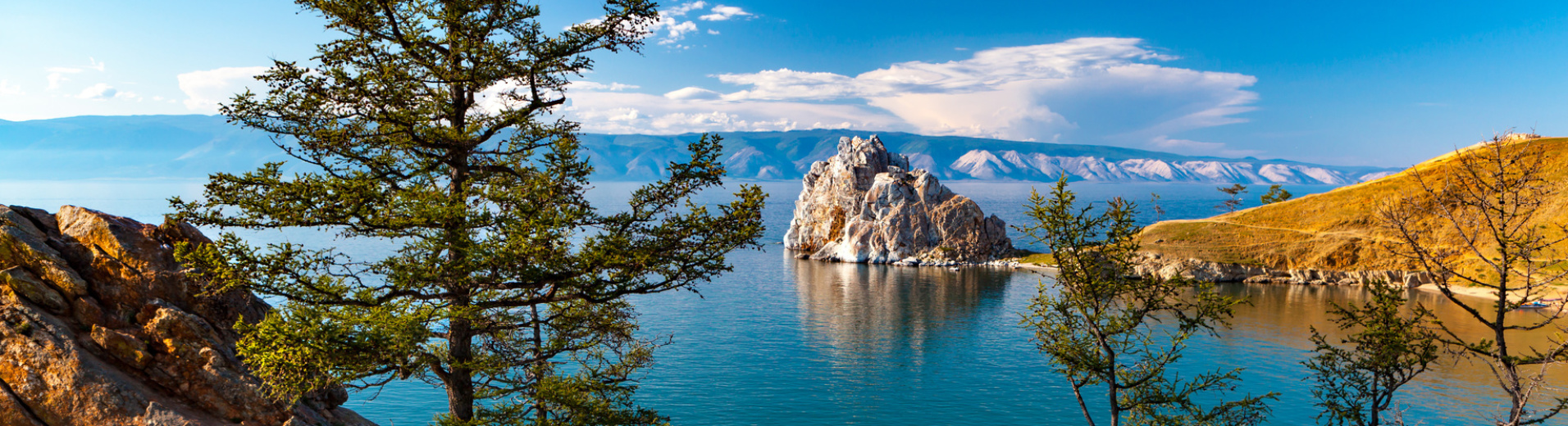 vue sur le Lac Baïkal en été