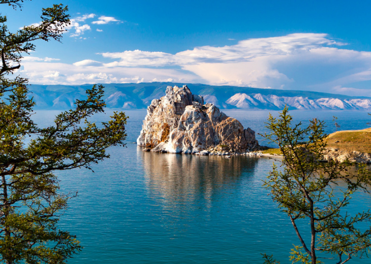 vue sur le Lac Baïkal en été