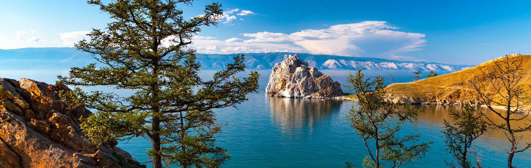 vue sur le Lac Baïkal en été