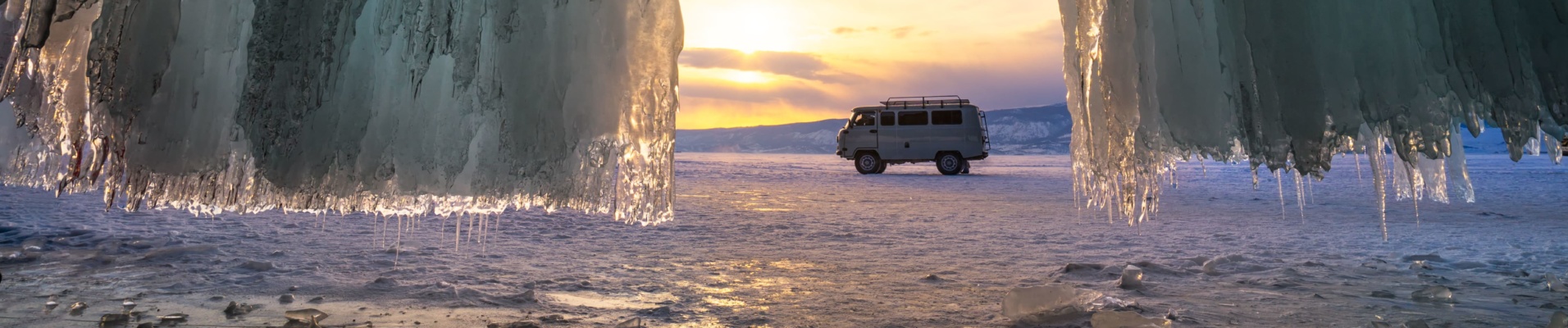 Cave de glace sur l'île d'Olkhon, lac Baïkal, Sibérie