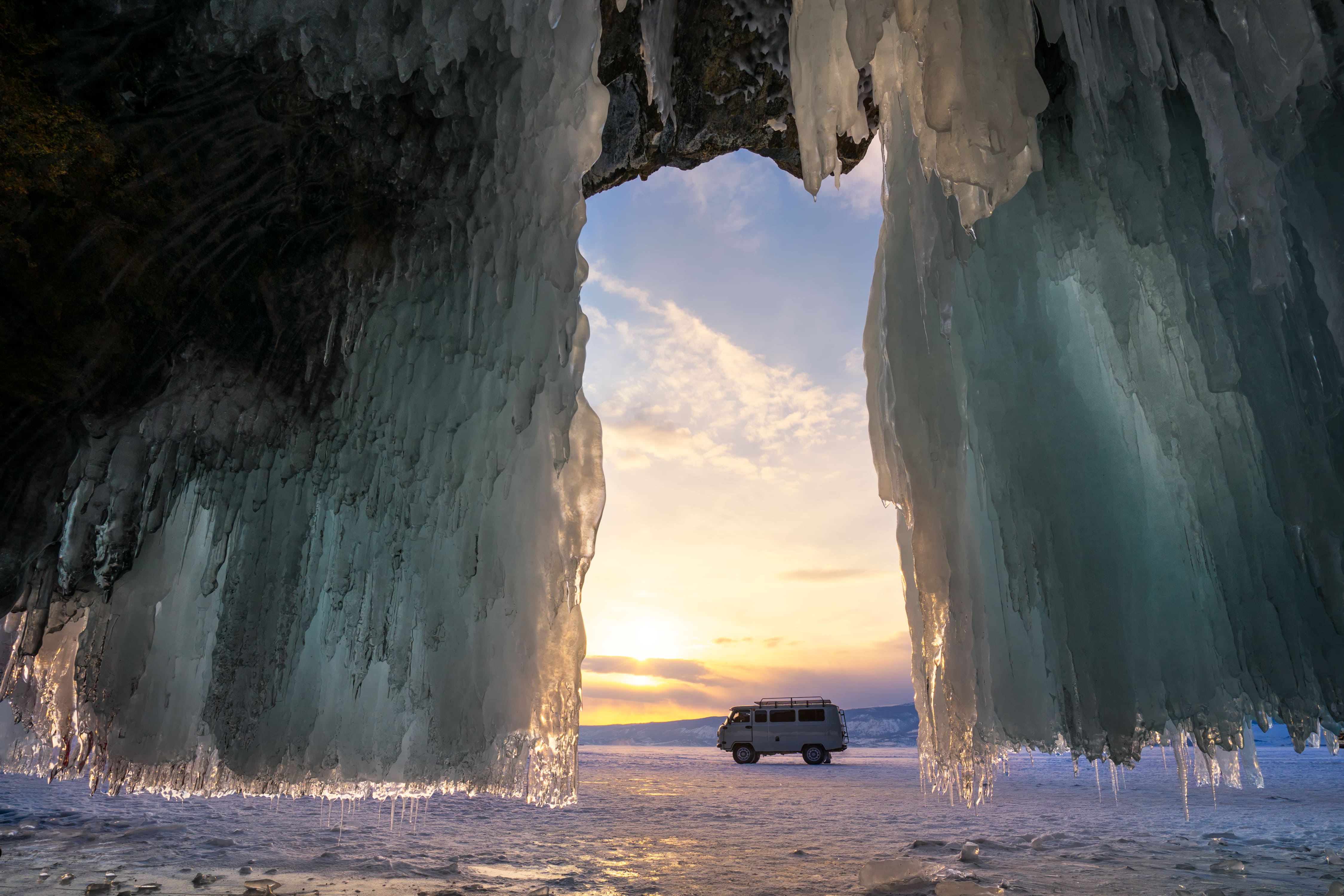 Cave de glace sur l'île d'Olkhon, lac Baïkal, Sibérie