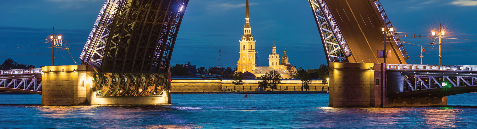 Levée des ponts à Saint-Pétersbourg, Russie