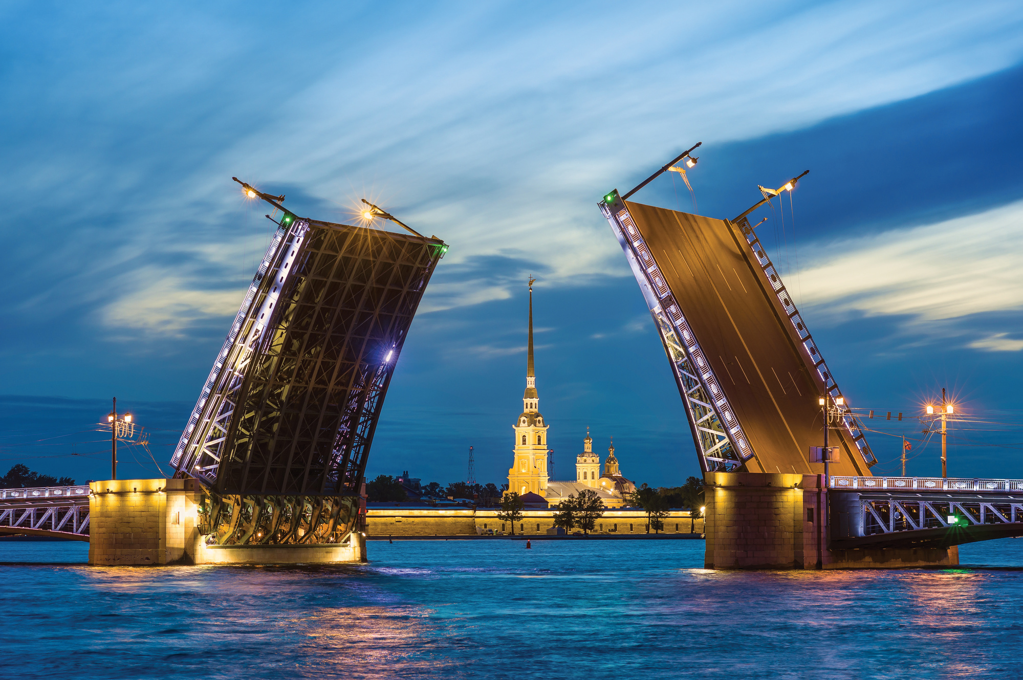 Levée des ponts à Saint-Pétersbourg, Russie