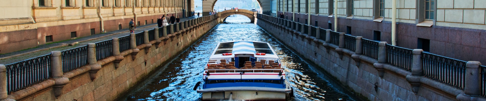 Balade en bateau sur les canaux de Saint-Pétersbourg, Russie