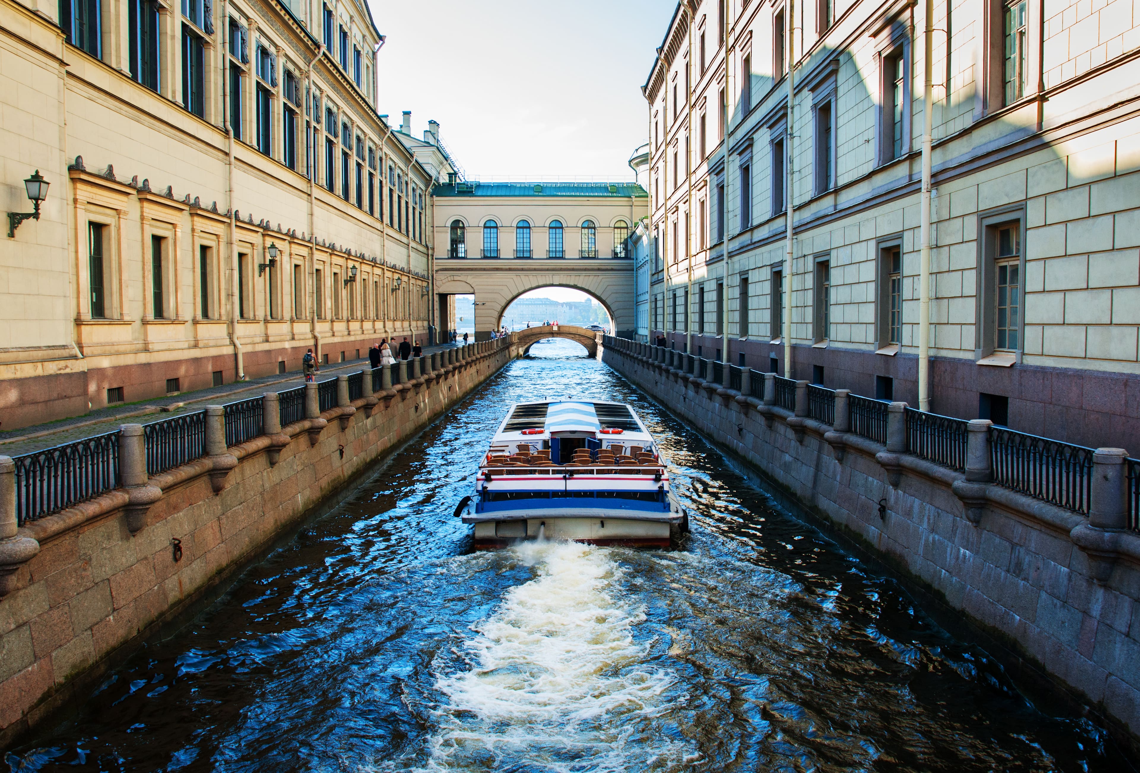 Balade en bateau sur les canaux de Saint-Pétersbourg, Russie