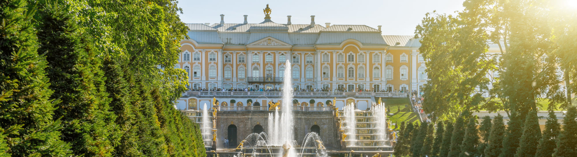 Vue des jardins sur le palais Péterhof