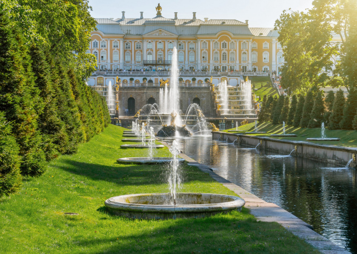 Vue des jardins sur le palais Péterhof