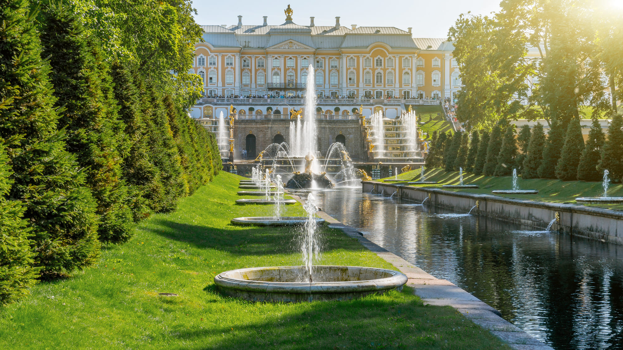 Vue des jardins sur le palais Péterhof