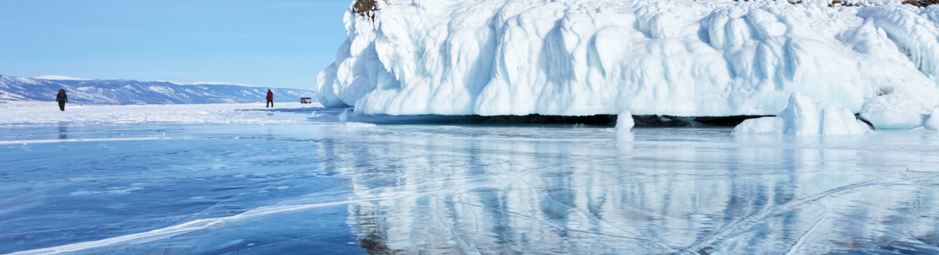 Glace et neige sur le lac Baïkal, Russie