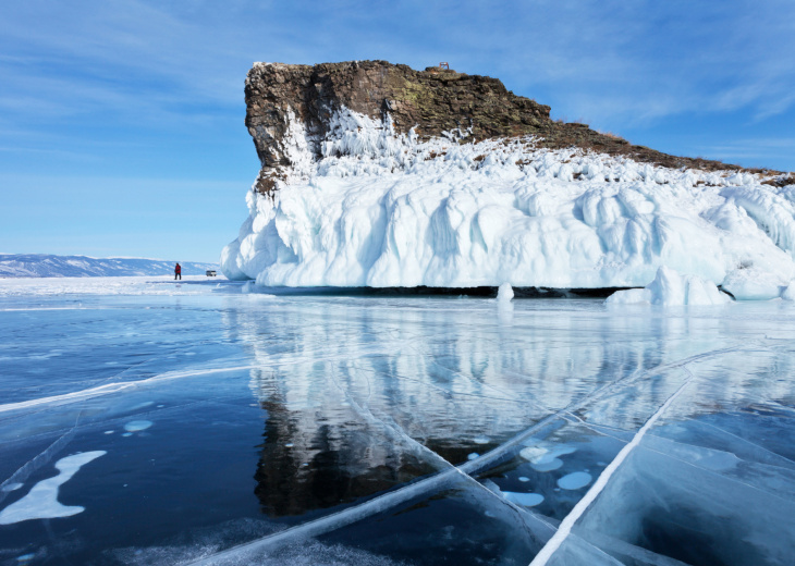 Glace et neige sur le lac Baïkal, Russie