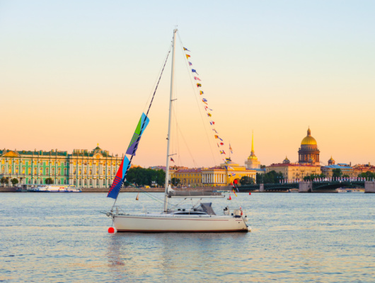 Bateau à Saint-Pétersbourg, Russie