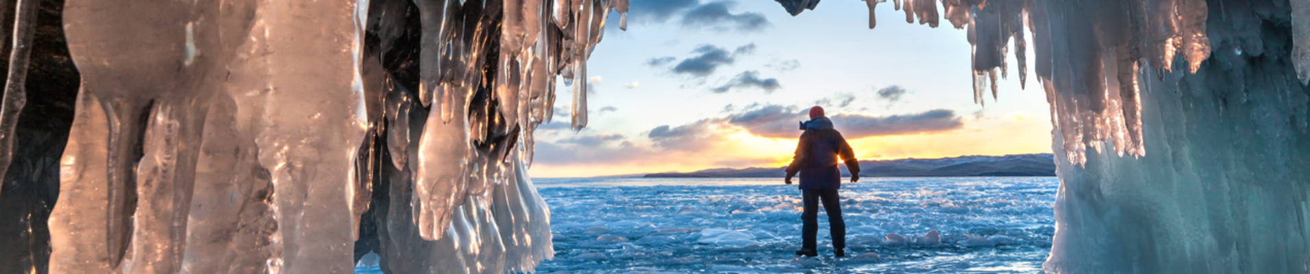 Grotte de glace, hiver en Sibérie, Russie