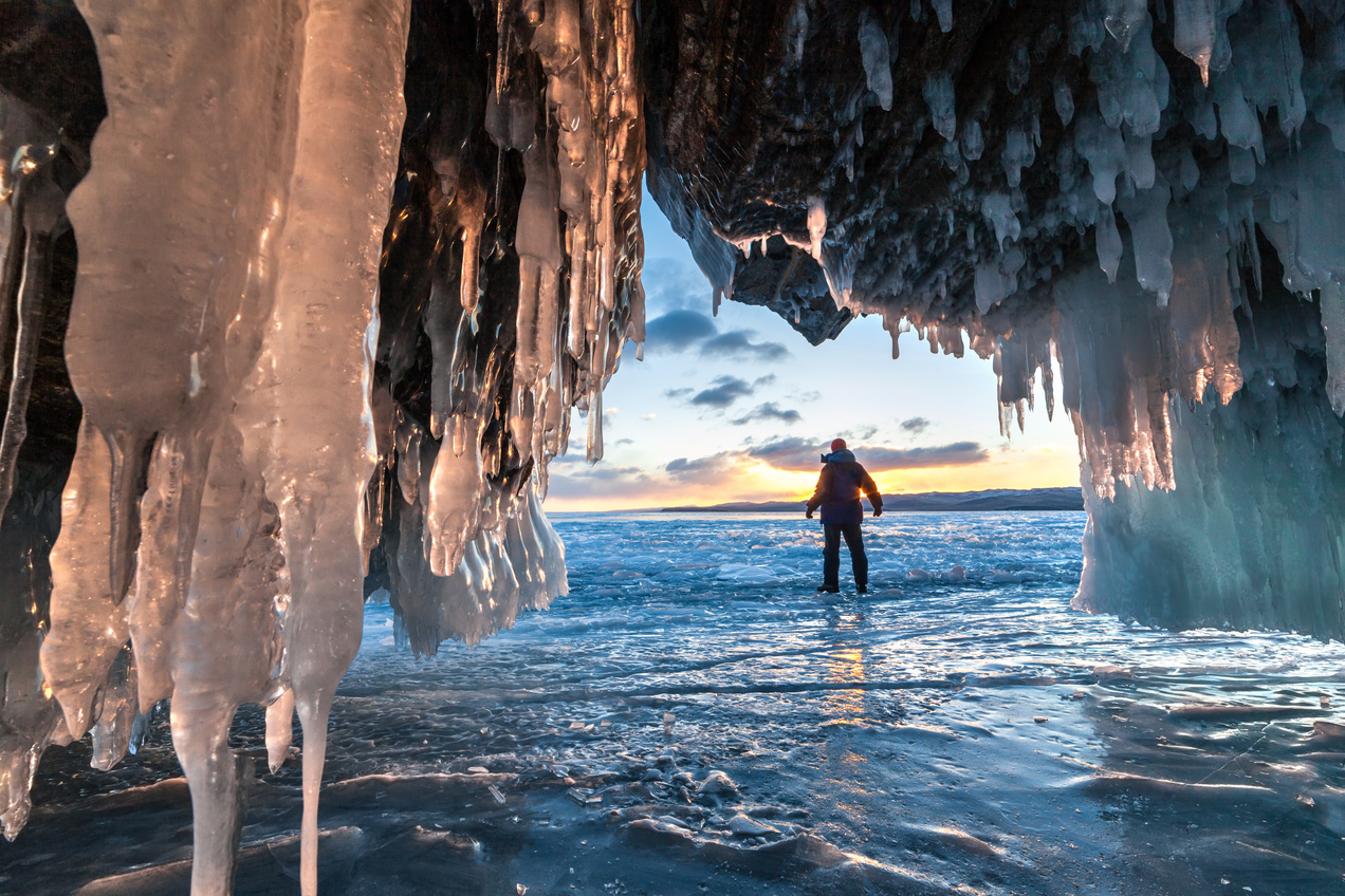 Grotte de glace, hiver en Sibérie, Russie
