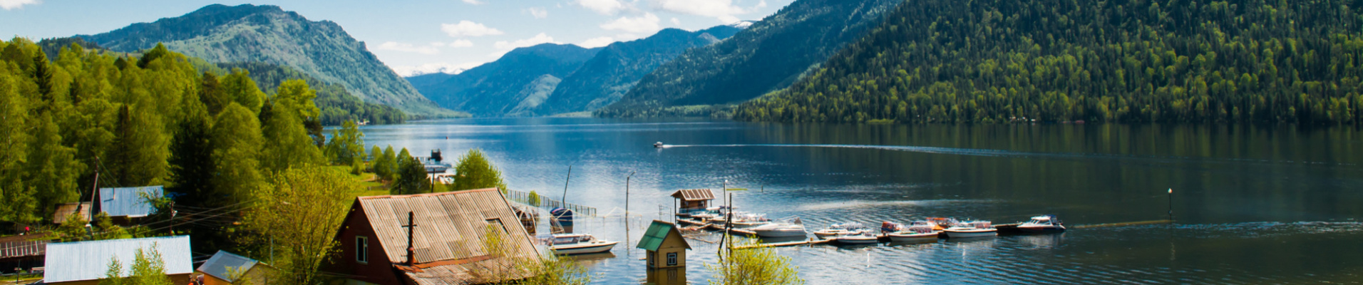 Lac et embarcadère en Russie