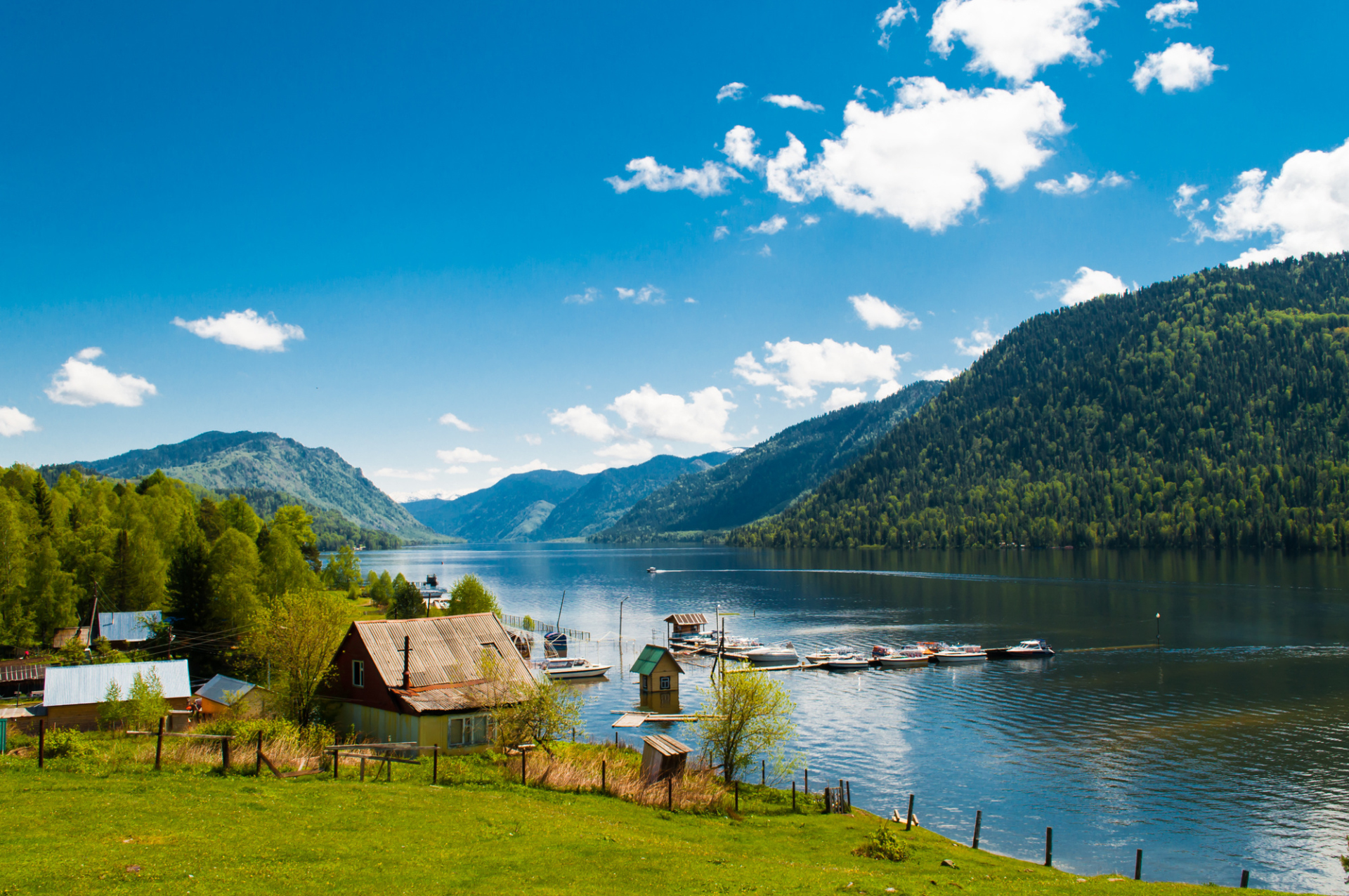Lac et embarcadère en Russie