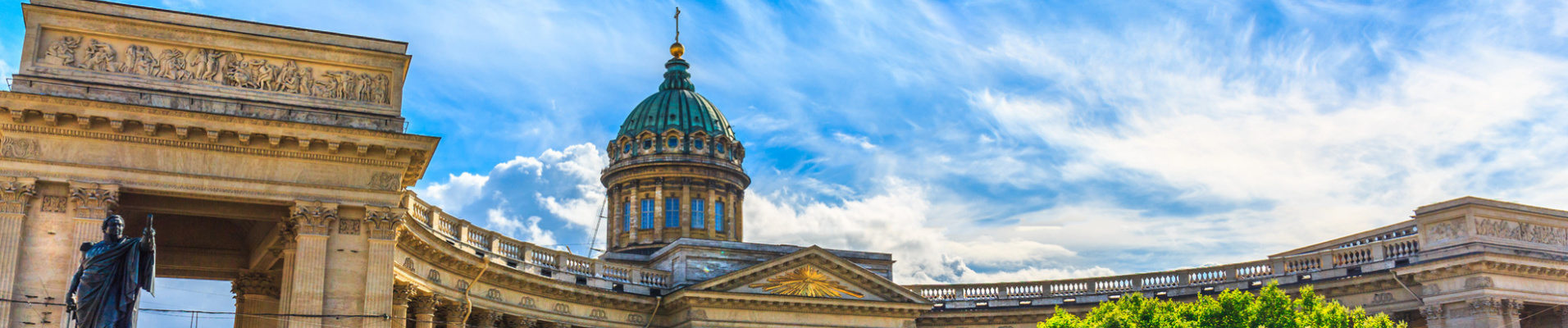 Dome et colonne de la cathédrale de Kazan, St. Petersbourg, Russie