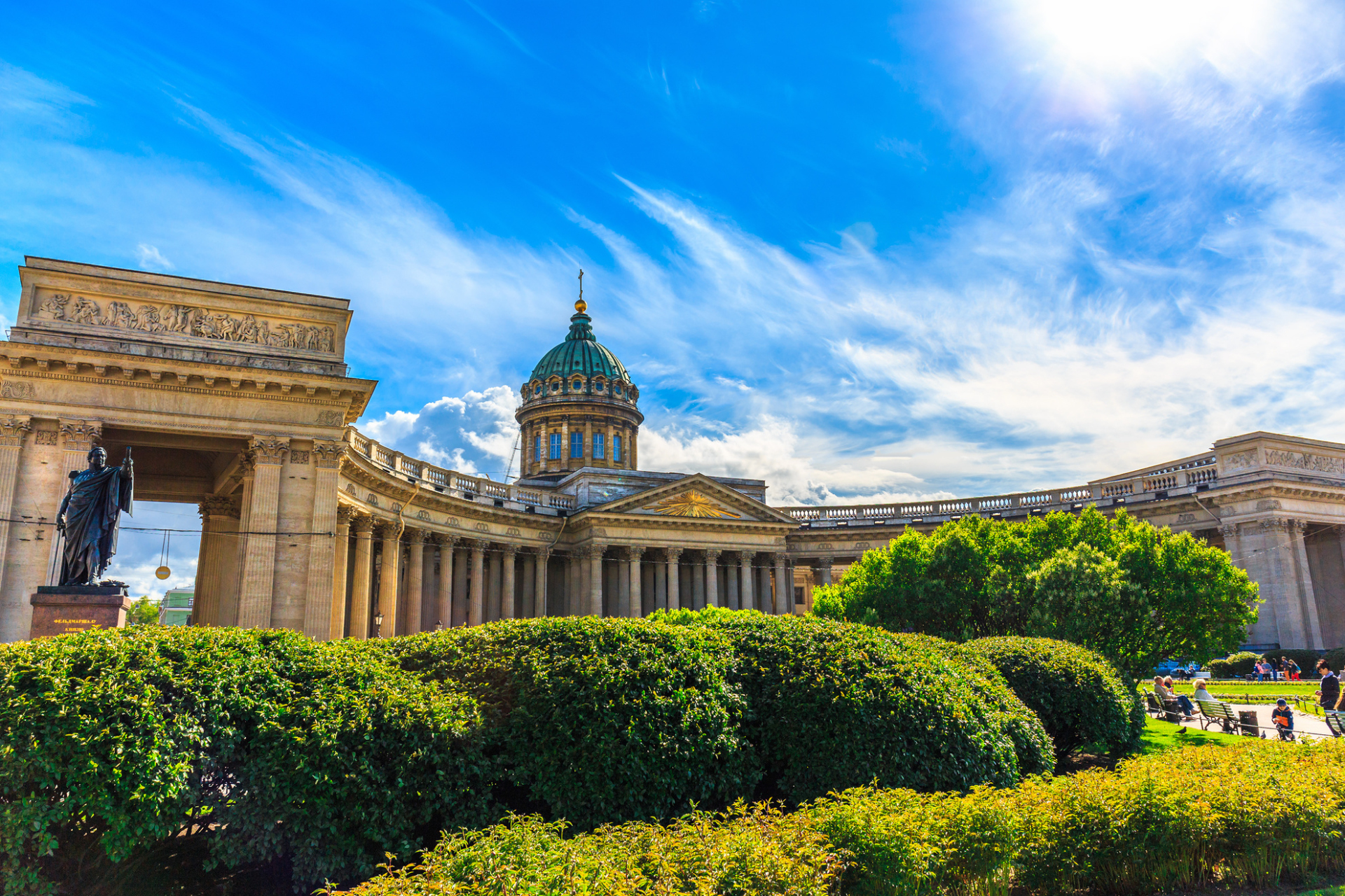 Dome et colonne de la cathédrale de Kazan, St. Petersbourg, Russie